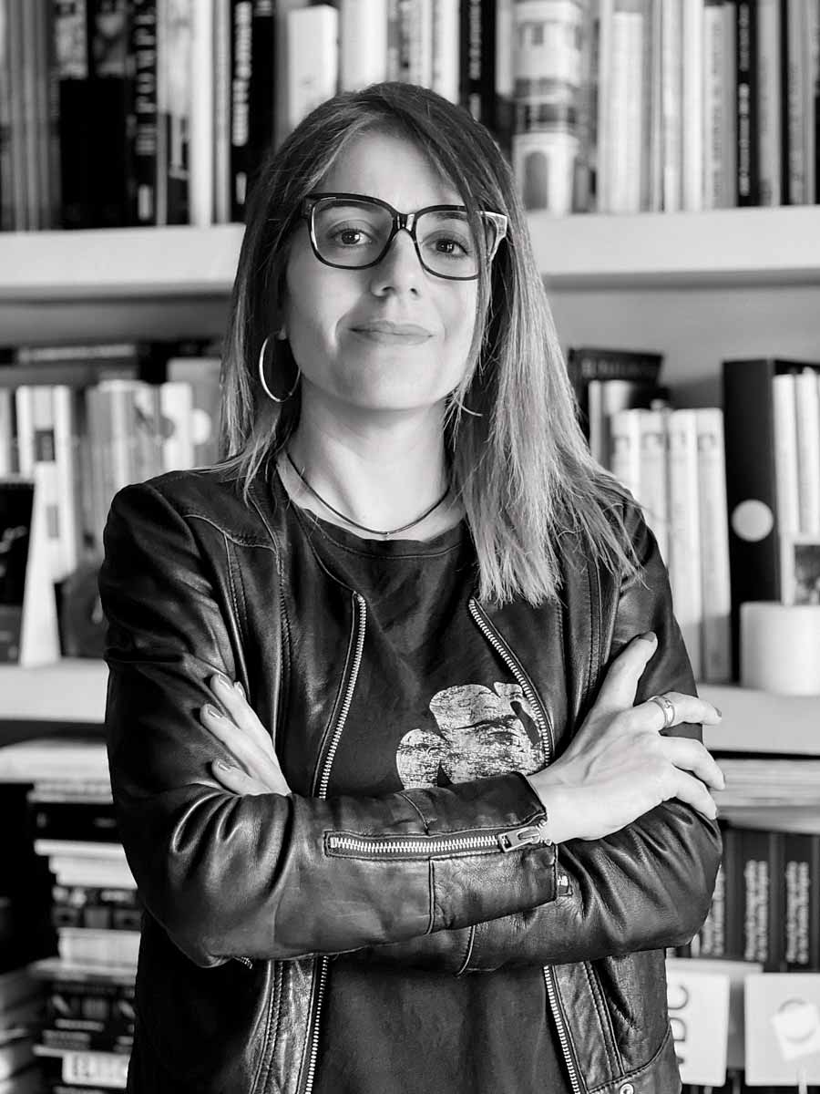 Hoy trabajo desde un lugar híbrido, mi formación como copywriter atraviesa mi forma de mirar, y todo lo que veo a través del objetivo le da más verdad a mi manera de escribir.